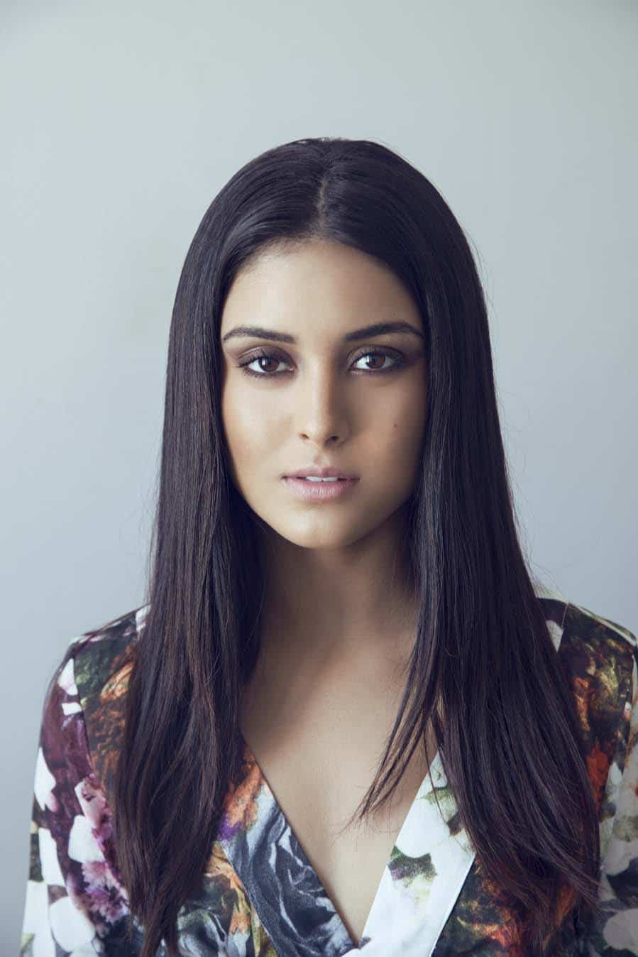 Classify Brazilian actress Leticia Almeida